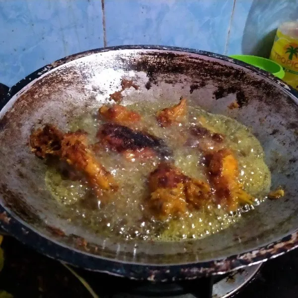 Goreng ayam sampai kuning kecoklatan.