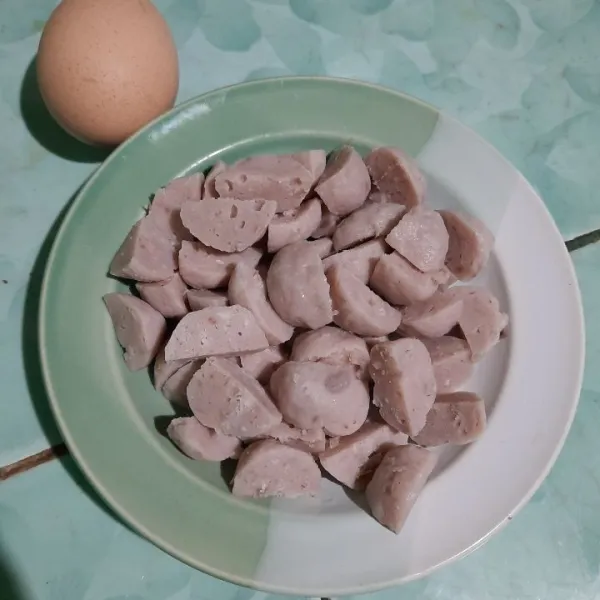 Siapkan telur dan iris bakso menjadi 4.