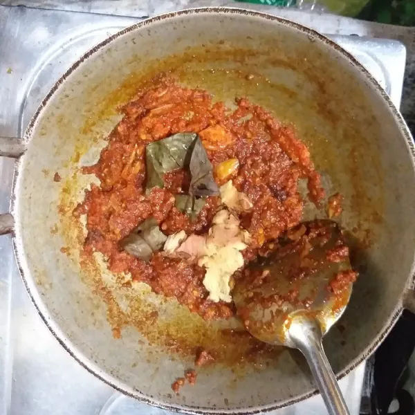 Masukkan lengkuas, serai, daun salam, cengkeh, kayu manis, dan pala.