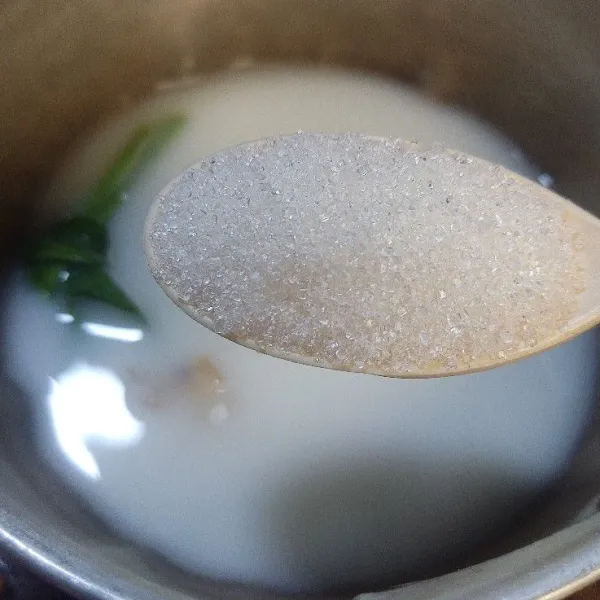 Tambahkan gula pasir, aduk dan masak hingga gula larut, tidak perlu hingga mendidih.