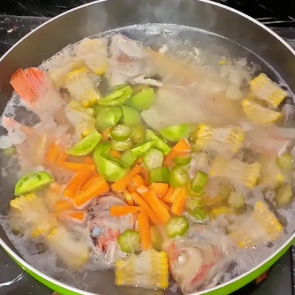 Masukkan sayur kecuali brokoli dan daun kemangi, masak hingga empuk.