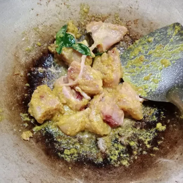 Masukkan ayam, aduk rata. Masak sampai ayam berubah warna.