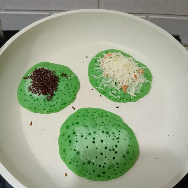 Tuang lagi warna hijau.