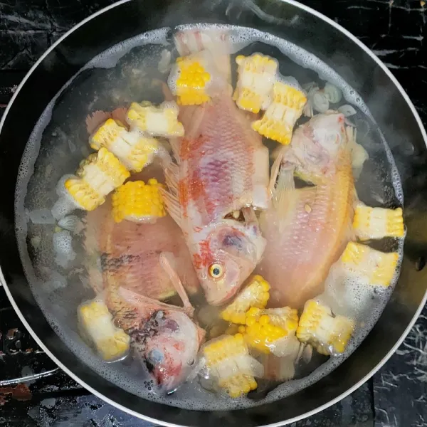 Masukkan ikan yang sudah dilumuri dengan jeruk nipis dan didiamkan selama 30 menit, masak hingga berubah warna.