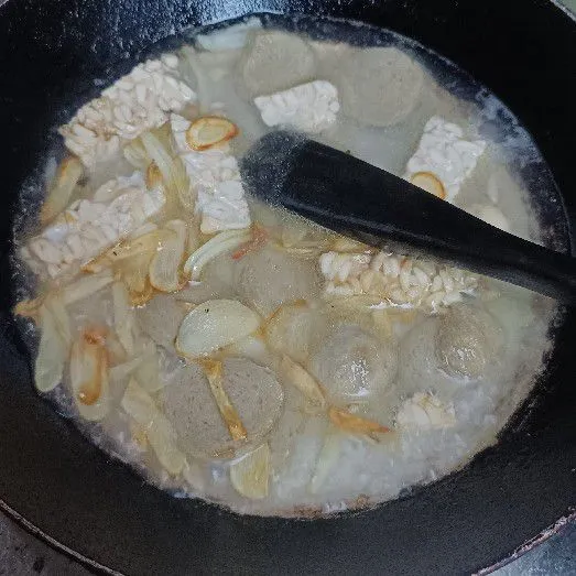Tambahkan air.