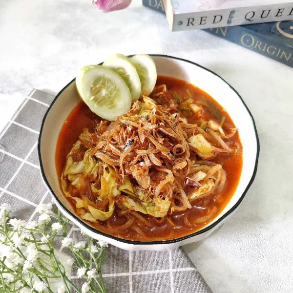 Salin ke atas piring saji beri taburan ikan teri dan bawang goreng, lalu sajikan.