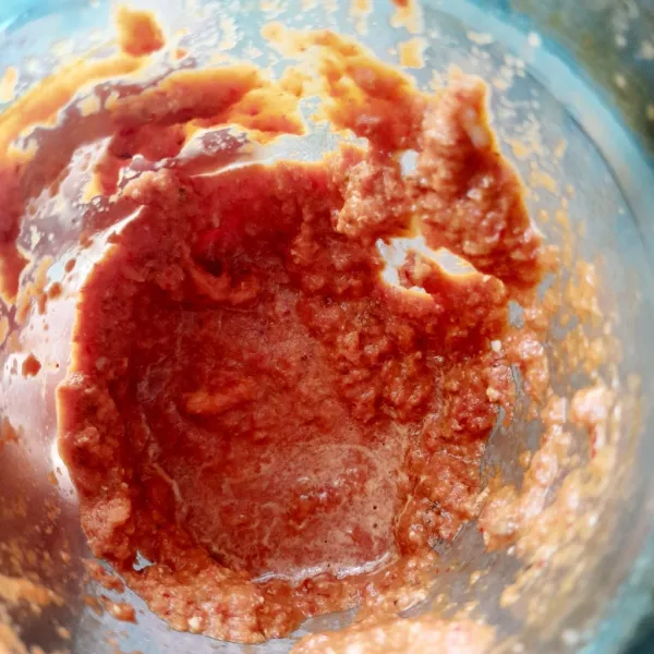 Blender semua bumbu halus.