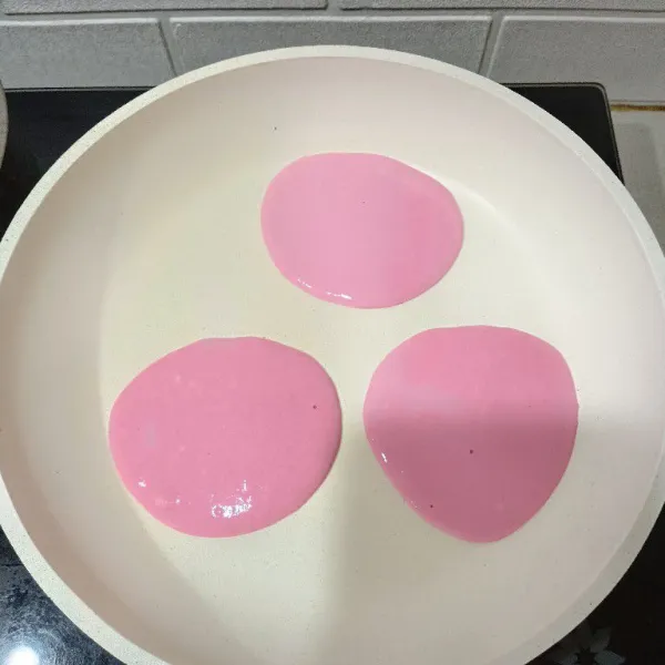 Setelah proofing. Buka dan tuang 1 sendok sayur di atas pan yang telah dipanaskan.