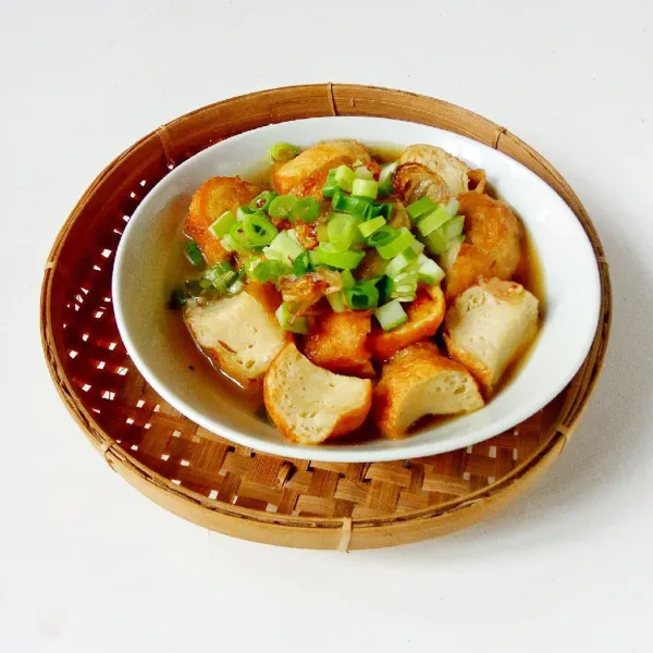 Sajikan model gendum bersama kuah daging sapi dan taburi atasnya dengan irisan daun bawang dan bawang merah goreng