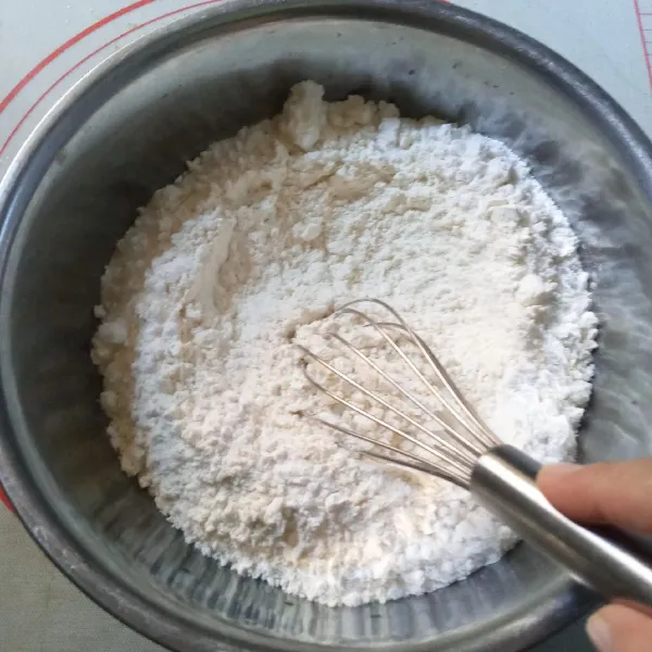Dalam wadah masukkan tepung terigu, tepung tapioka, garam dan gula pasir, aduk rata.
