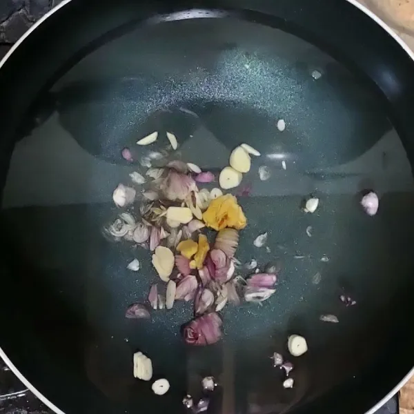 Siapkan bawang merah, bawang putih, jahe dan cabai. Rebus bersama air sampai mendidih.