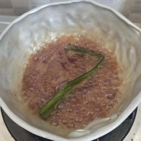 Rebus hingga mendidih dan mengental. Saus siap digunakan.