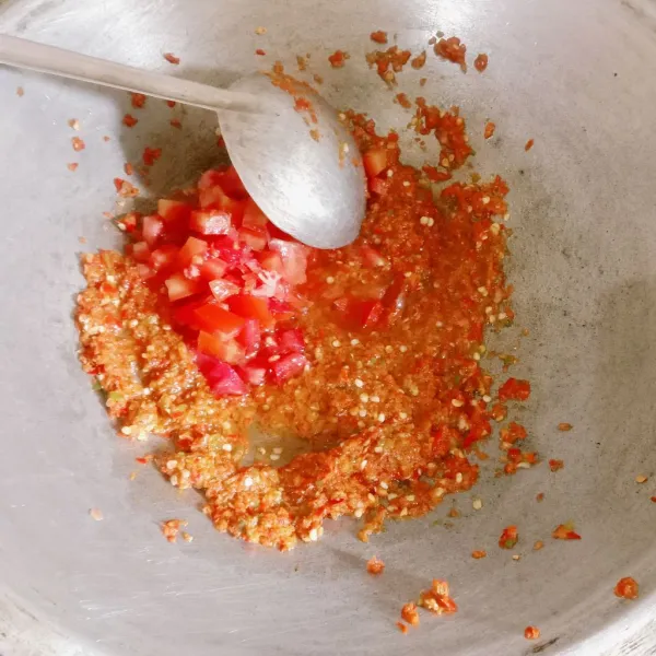 Panaskan minyak goreng dalam wajan, lalu masukkan cabe yang sudah dihaluskan dan tomat merah.