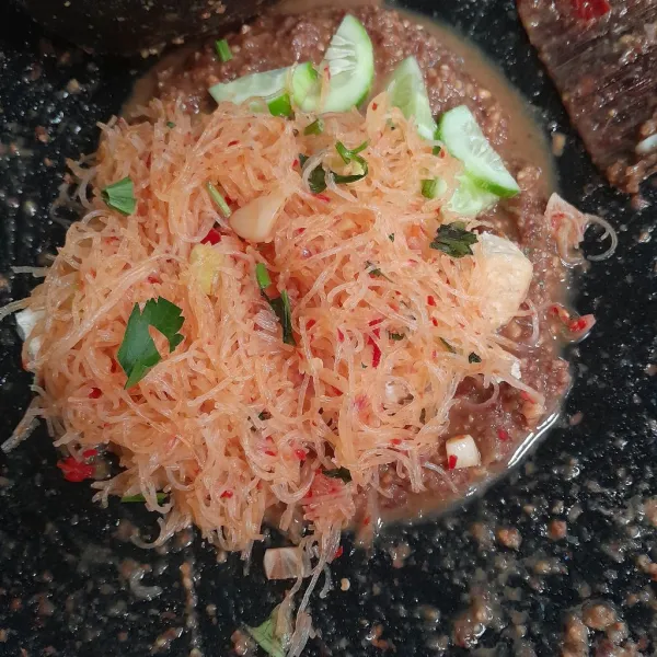 Tambahkan bihun pedas.
