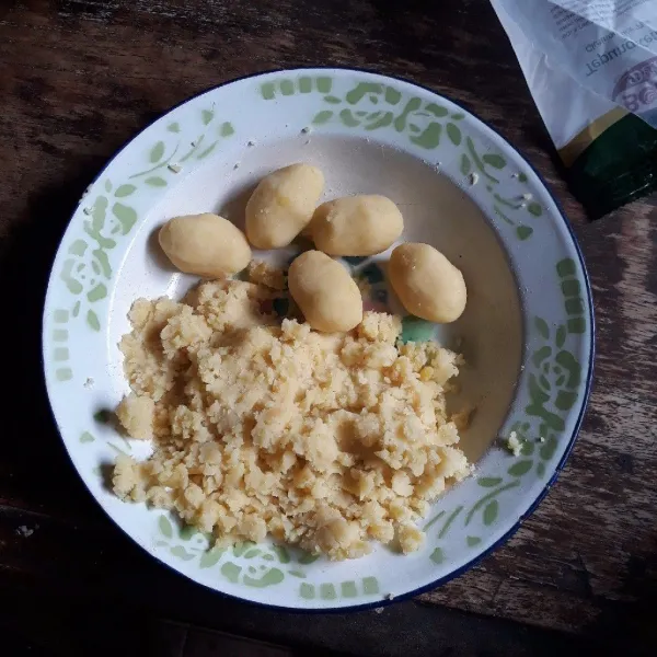 Bentuk bulat lonjong pasta kacang hijau.