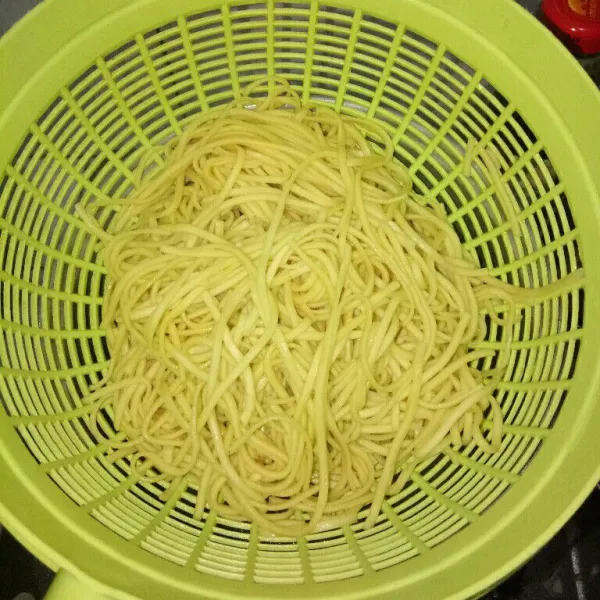 Siram mie kuning dengan air mendidih lalu diamkan selama 3-4 menit. Tiriskan.