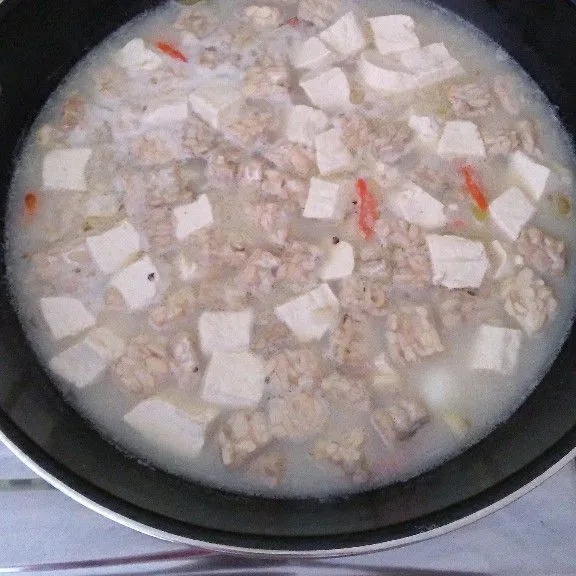 Masukkan kaldu bubuk, garam, merica, dan gula pasir. Tambahkan santan setelah itu aduk. Diamkan hingga mendidih kembali setelah itu angkat dan sajikan.