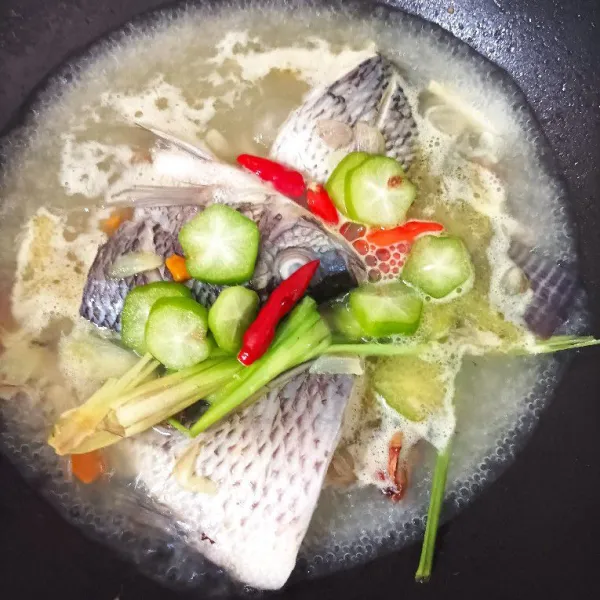 Masukkan cabai rawit dan belimbing wuluh, masak ikan hingga matang, koreksi rasa.
