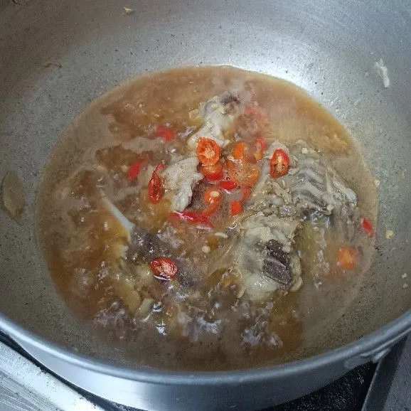 Tambahkan cabe rawit.