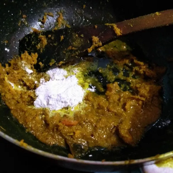 Sedangkan bumbunya ditambahkan dengan tepung beras, aduk rata.
