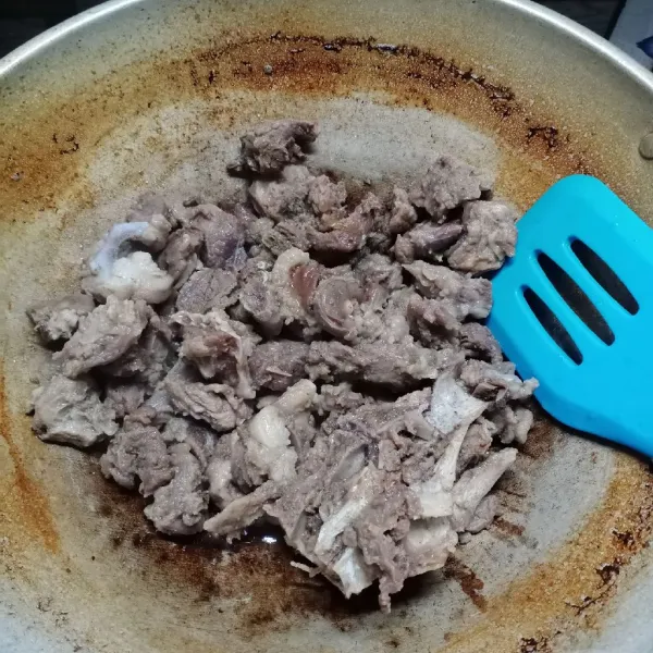 Rebus daging sapi sampai empuk. Angkat dan tiriskan.