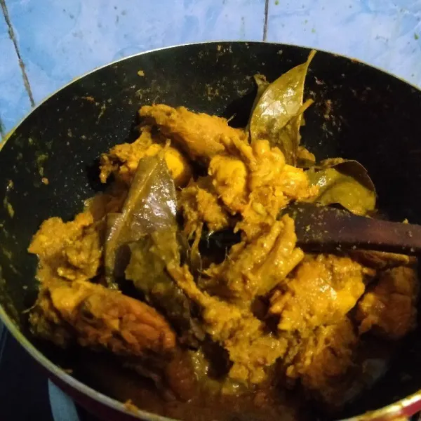 Setelah ayam empuk, angkat ayamnya, sisihkan.
