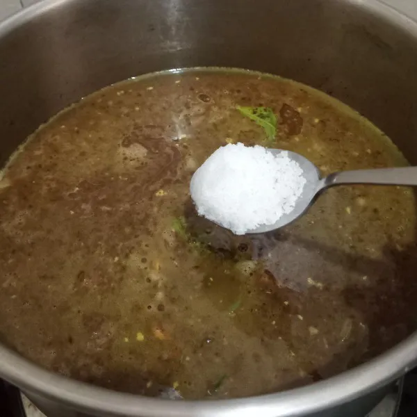 Masukan garam dan gula kelapa, masak hingga mendidih.