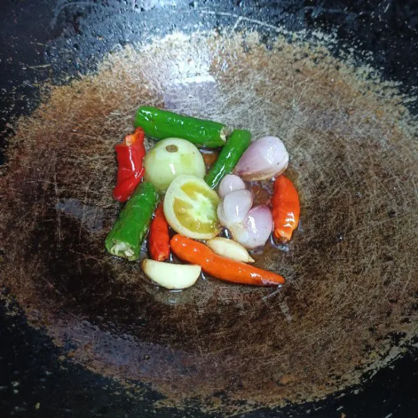 Iris bahan lalu goreng.