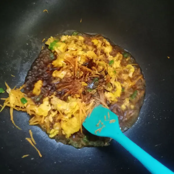 Tuang air. Bumbui dengan garam, gula, kaldu bubuk, kecap manis, kecap asin dan saus tiram. Cek rasa.