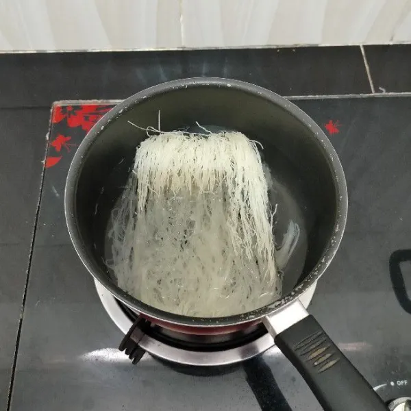 Rebus bihun beras dalam air mendidih hingga mengembang, angkat dan tiriskan.