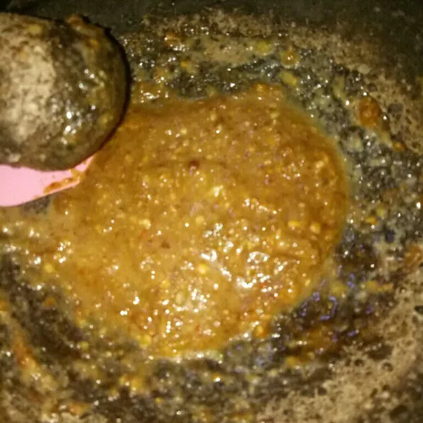 Untuk bumbu : haluskan bawang putih, cabe rawit, kacang tanah, garam dan gula merah. Setelah halus  tambahkan air asam jawa, tes rasa.
