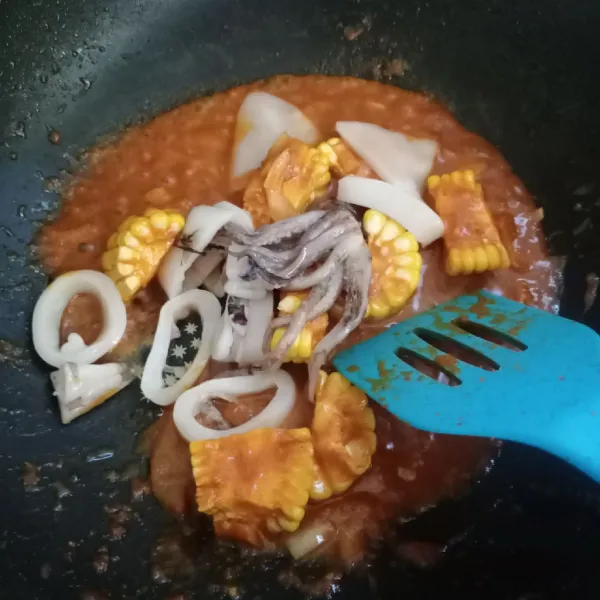 Masukkan cumi, aduk rata.