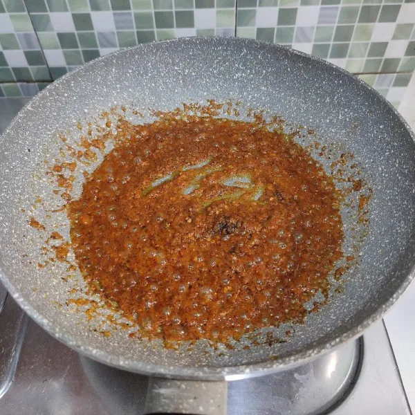 Tumis bumbu halus dengan dengan minyak secukupnya hingga sedikit kering.