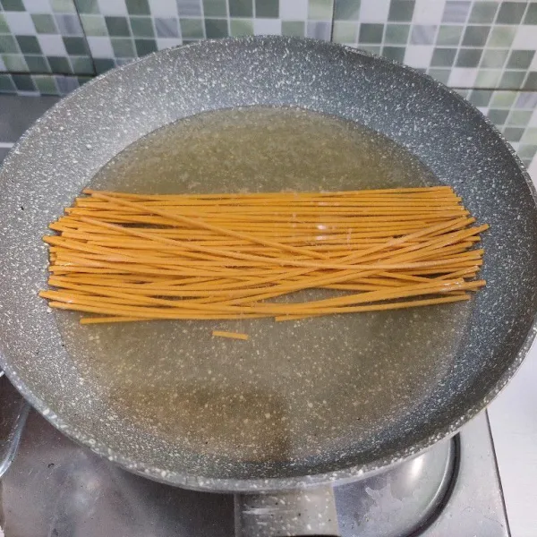 Rebus mie lidi hingga empuk lalu tiriskan.
