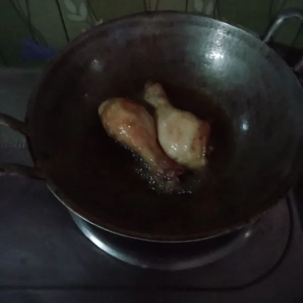 Panaskan minyak. Goreng ayam hingga setengah matang, angkat dan tiriskan.