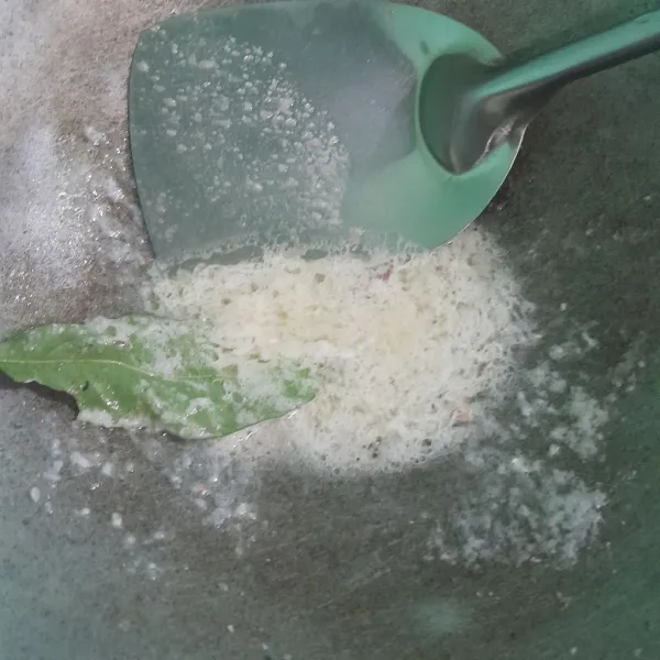 Tumis bumbu halus dengan daun salam sampai harum.