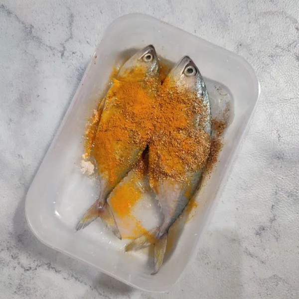 Cuci bersih ikan, lumuri dengan perasan jeruk nipis dan garam, diamkan sebentar selama 10 menit. Setelah itu lumuri dengan baham marinasi lainnya. Balur hingga merata. Diamkan 15-30 menit di dalam kulkas.