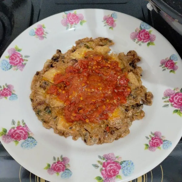 Letakan dadar tahu di atas piring saji lalu siram dengan cabe yang sudah dimasak dan siap dinikmati.
