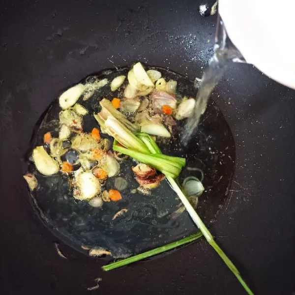 Tuangkan air masak hingga mendidih, kemudian tambahkan garam, gula, dan kaldu bubuk.