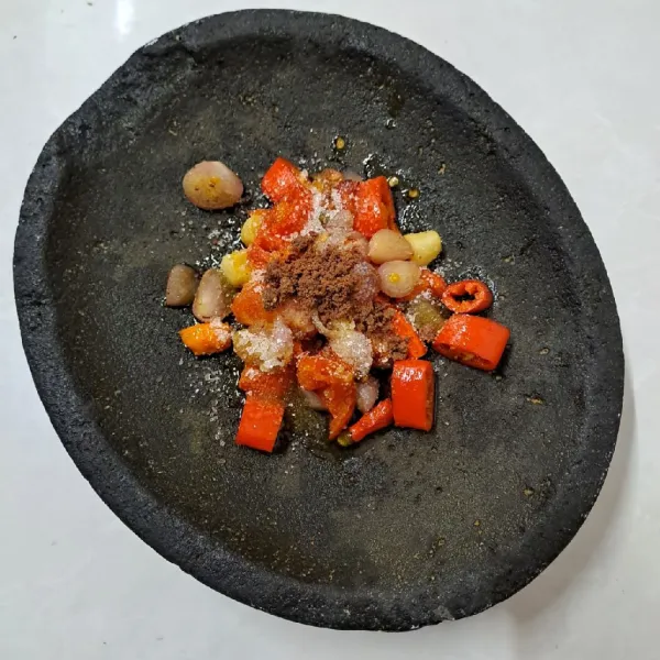 Angkat dan taruh diatas cobek. Beri terasi, gula pasir dan garam.