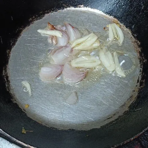 Tumis bawang merah dan putih hingga wangi.