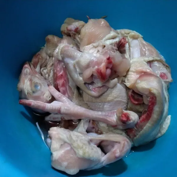 Cuci bersih ayam, lumuri dengan air perasan jeruk nipis.