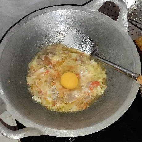 Masukkan telur, masak dengan diaduk terus sampai telur matang