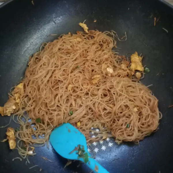 Masukkan bihun, aduk sampai tercampur rata. Angkat dan sajikan.