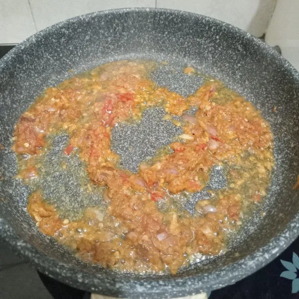 Panaskan minyak kelapa, tumis bumbu hingga harum.