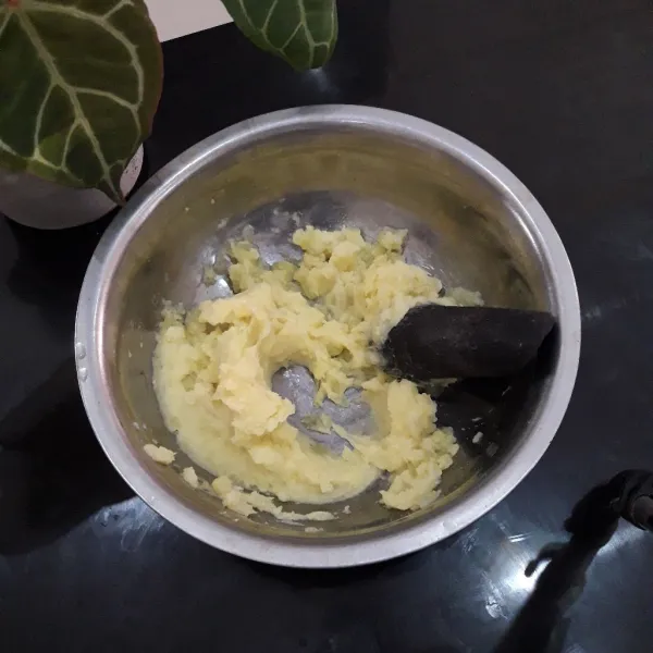 Angkat dan tiriskan kentang, lalu haluskan kentang dengan ulekan sampai lembut.