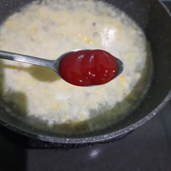Masukan saus tomat, garam, gula, dan kaldu jamur lalu tes rasa.
