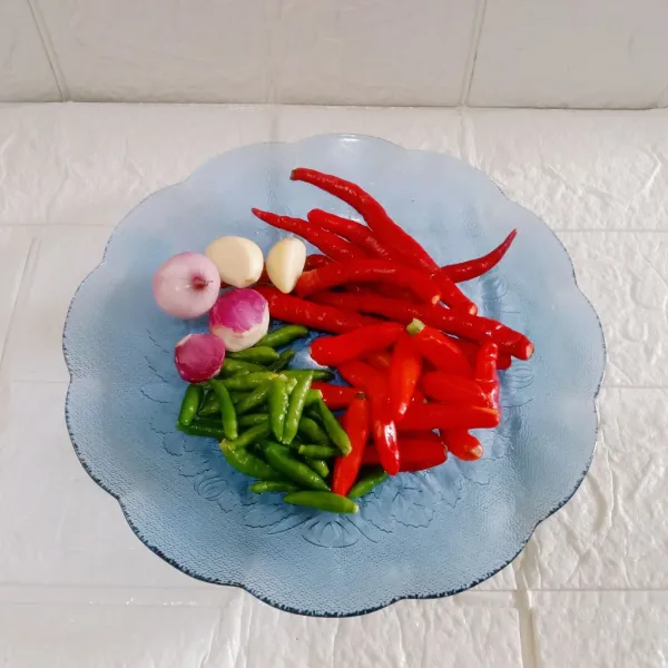 Siapkan cabe merah, cabe rawit merah, cabe rawit hijau, bawang merah dan bawang putih.