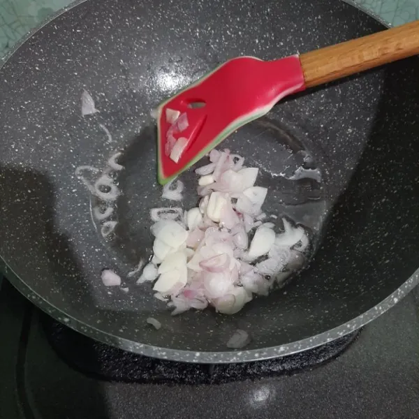 Tumis bawang merah dan bawang putih yang sudah diiris sampai harum. Masukkan telur lalu orak-arik, tambahkan 750 ml air.
