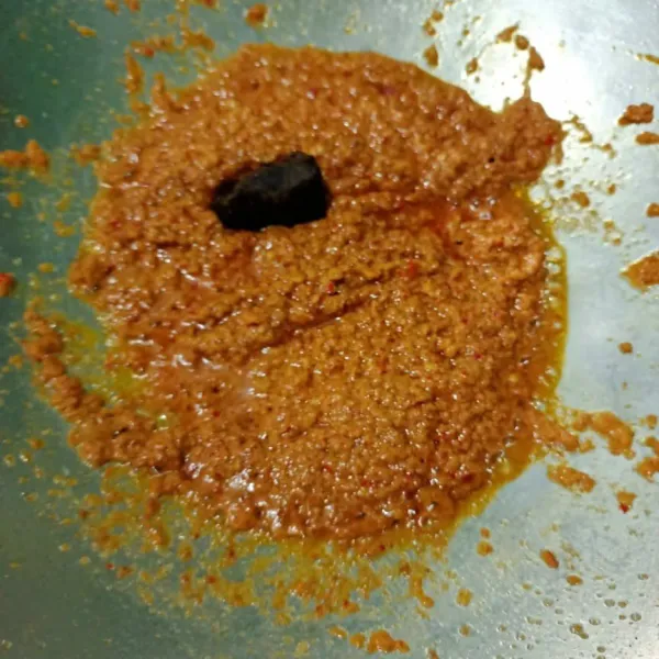 Masukkan gula merah, aduk rata kembali